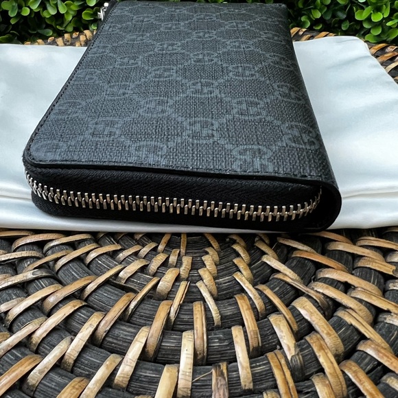New GUCCI GG Supreme Monogram Kingsnake Zip Around Wallet in Black and Grey. - Picture 9 of 10